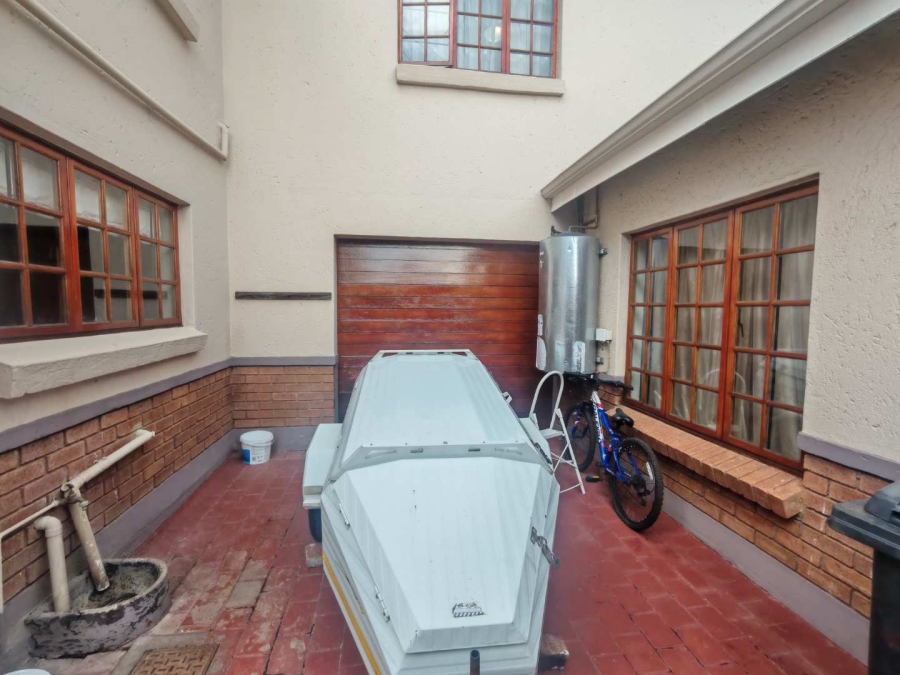 5 Bedroom Property for Sale in Die Hoewes Gauteng