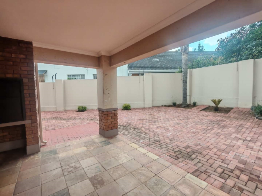 5 Bedroom Property for Sale in Die Hoewes Gauteng