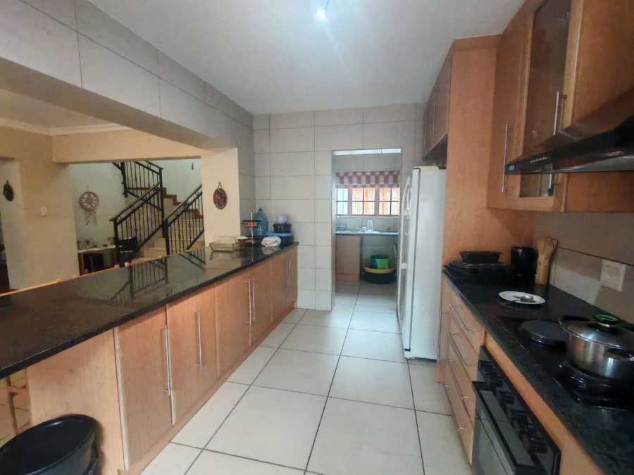 5 Bedroom Property for Sale in Die Hoewes Gauteng