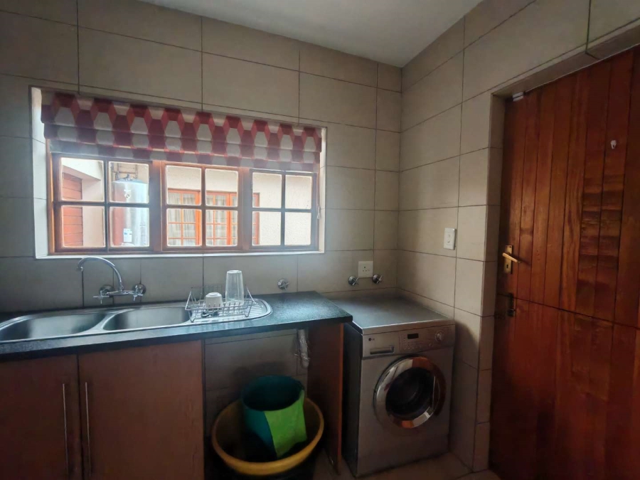 5 Bedroom Property for Sale in Die Hoewes Gauteng