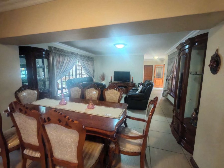 5 Bedroom Property for Sale in Die Hoewes Gauteng