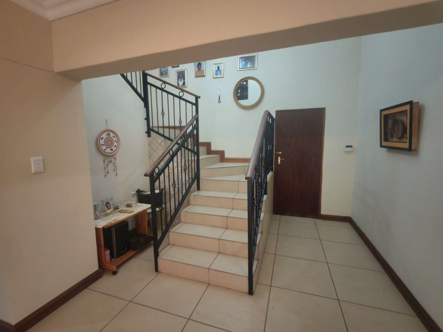 5 Bedroom Property for Sale in Die Hoewes Gauteng
