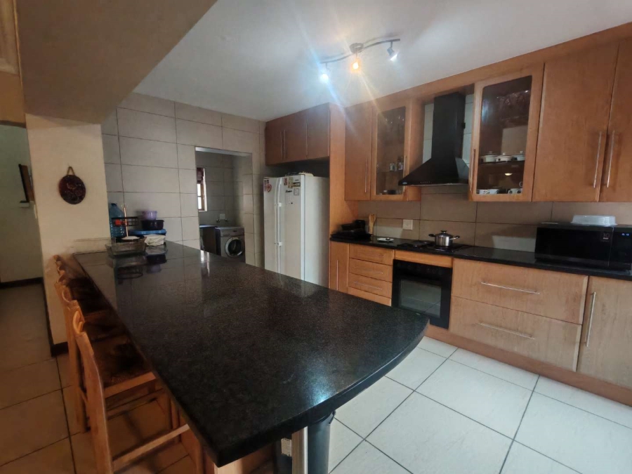 5 Bedroom Property for Sale in Die Hoewes Gauteng