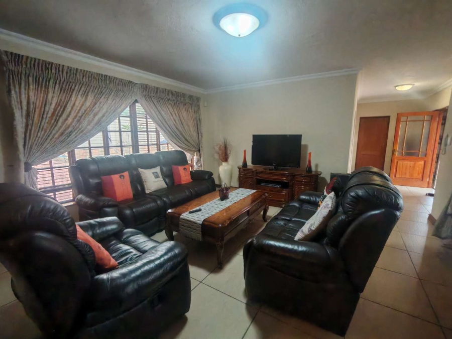 5 Bedroom Property for Sale in Die Hoewes Gauteng