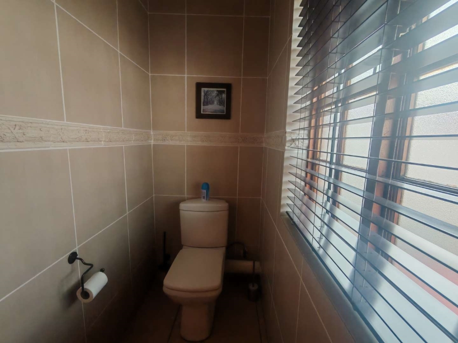 5 Bedroom Property for Sale in Die Hoewes Gauteng