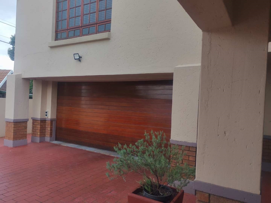 5 Bedroom Property for Sale in Die Hoewes Gauteng