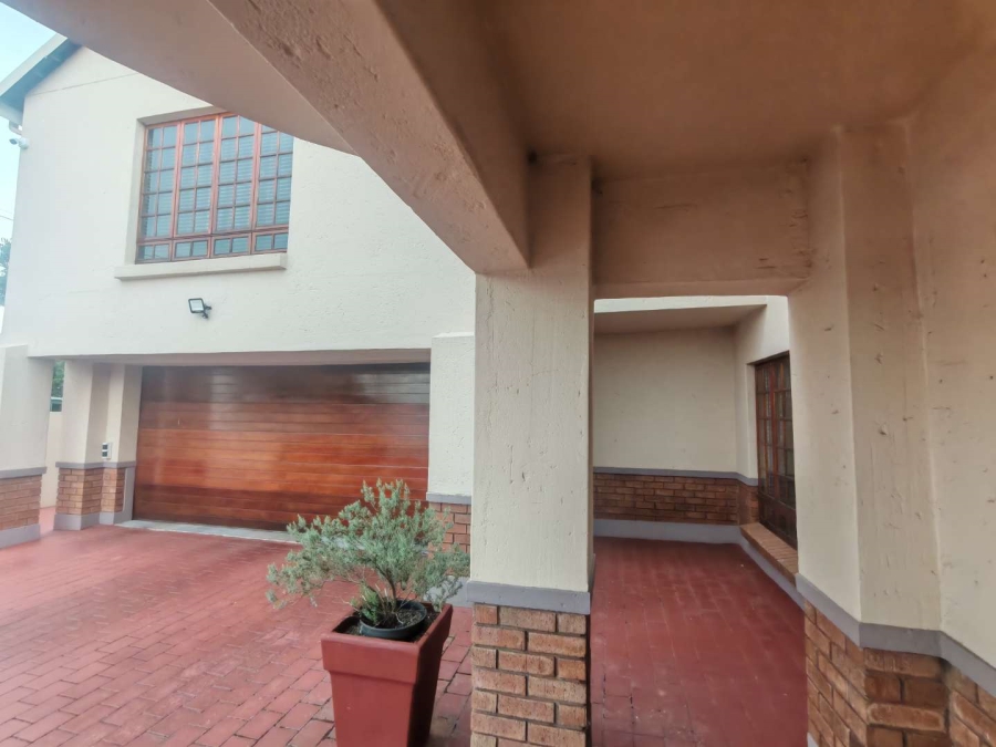 5 Bedroom Property for Sale in Die Hoewes Gauteng