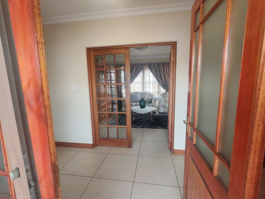 5 Bedroom Property for Sale in Die Hoewes Gauteng