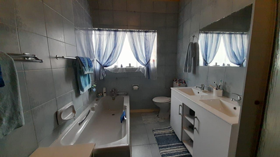 5 Bedroom Property for Sale in Birchleigh Gauteng