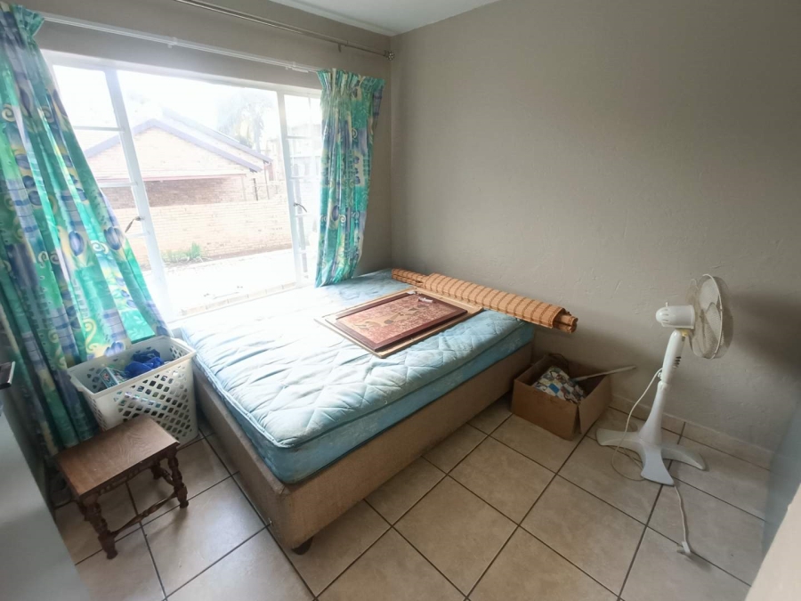 2 Bedroom Property for Sale in Rooihuiskraal Gauteng