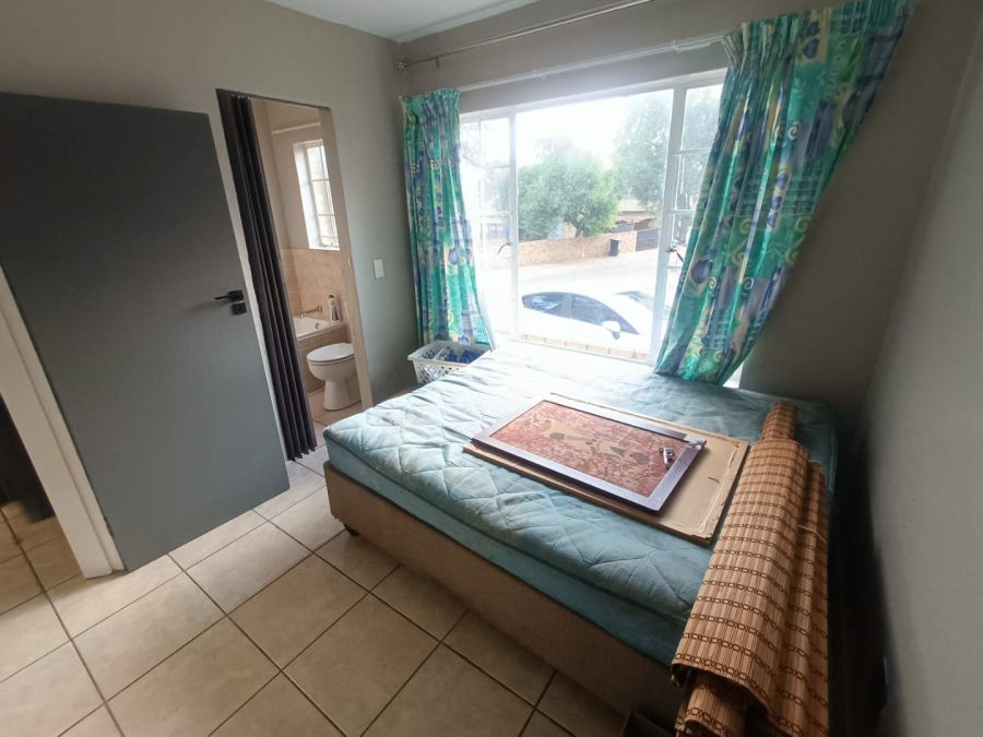 2 Bedroom Property for Sale in Rooihuiskraal Gauteng