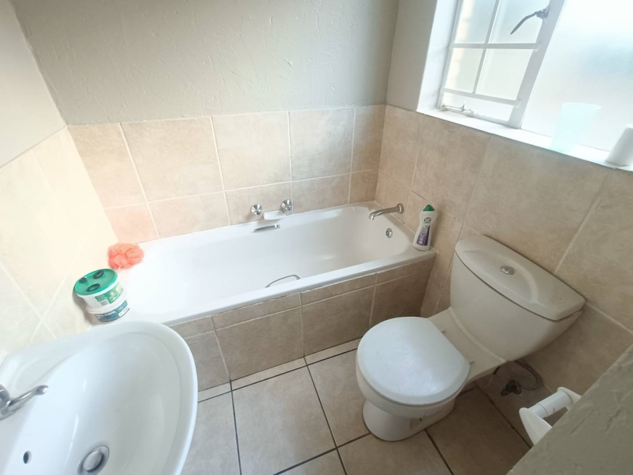 2 Bedroom Property for Sale in Rooihuiskraal Gauteng
