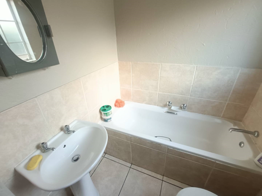 2 Bedroom Property for Sale in Rooihuiskraal Gauteng