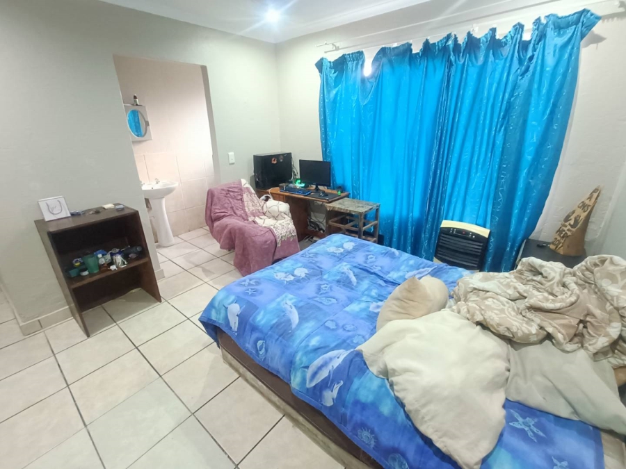 2 Bedroom Property for Sale in Rooihuiskraal Gauteng