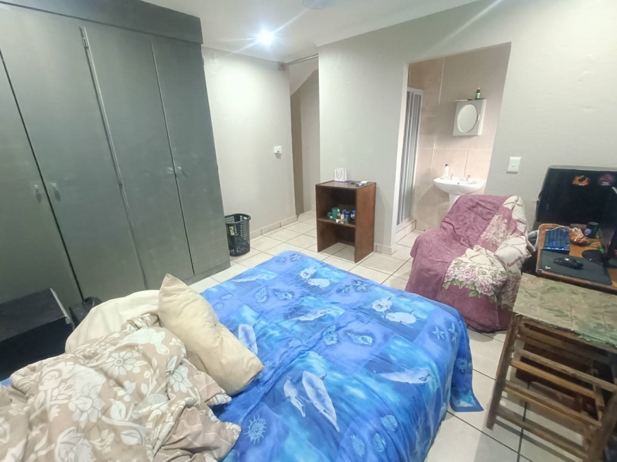 2 Bedroom Property for Sale in Rooihuiskraal Gauteng