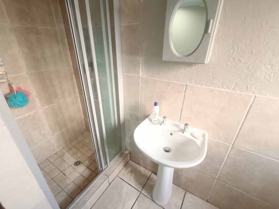 2 Bedroom Property for Sale in Rooihuiskraal Gauteng