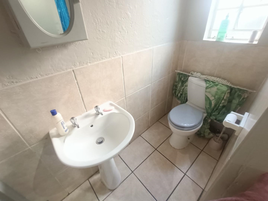 2 Bedroom Property for Sale in Rooihuiskraal Gauteng