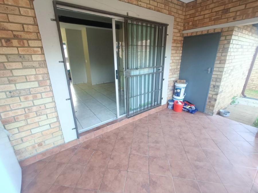 2 Bedroom Property for Sale in Rooihuiskraal Gauteng