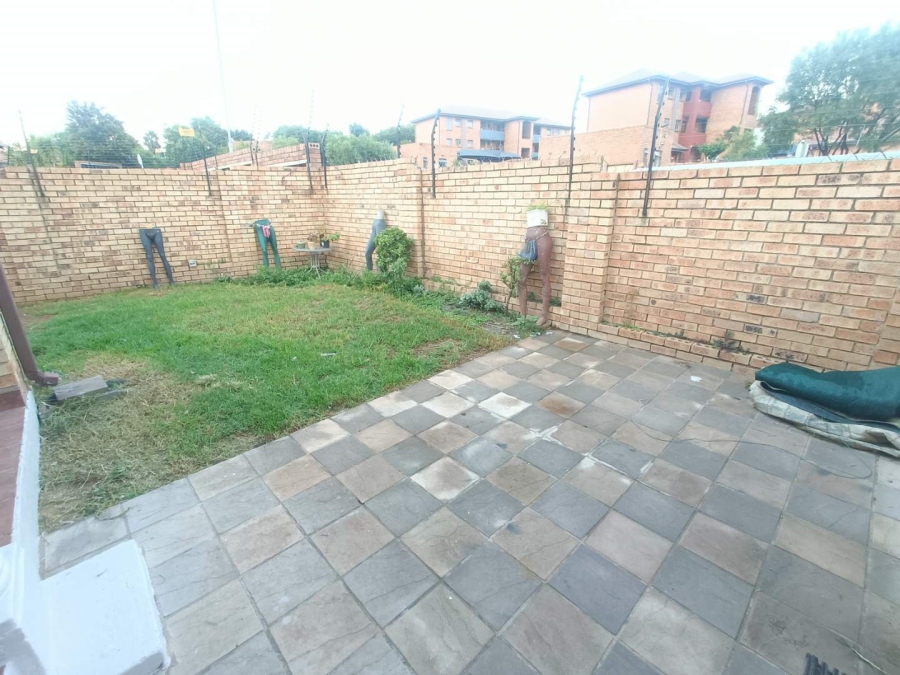 2 Bedroom Property for Sale in Rooihuiskraal Gauteng