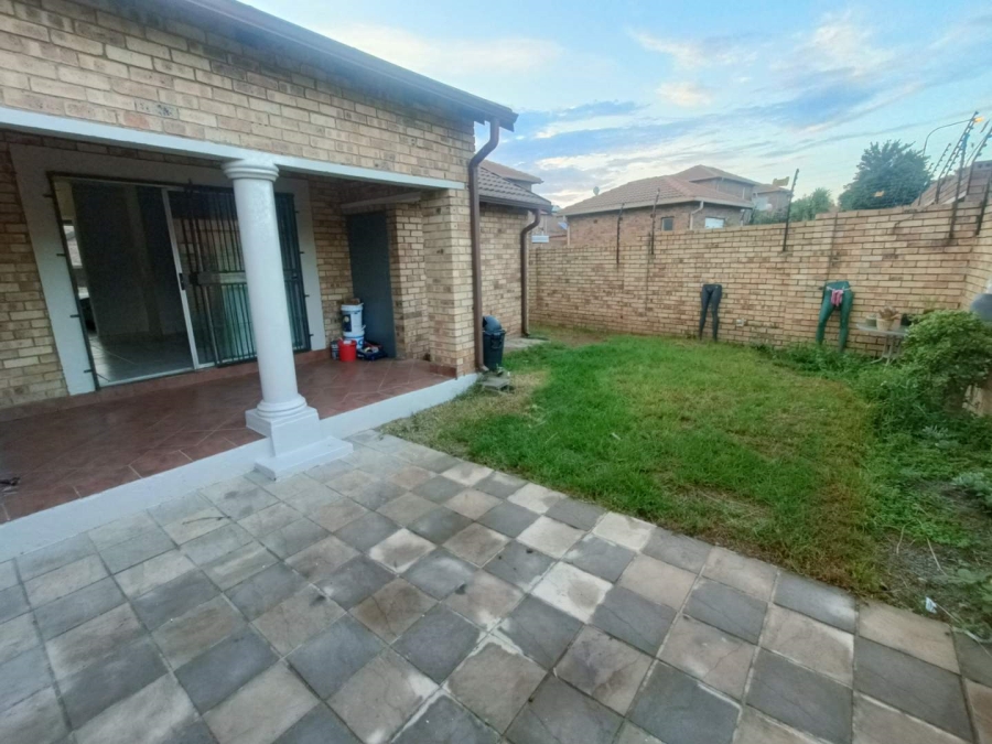 2 Bedroom Property for Sale in Rooihuiskraal Gauteng