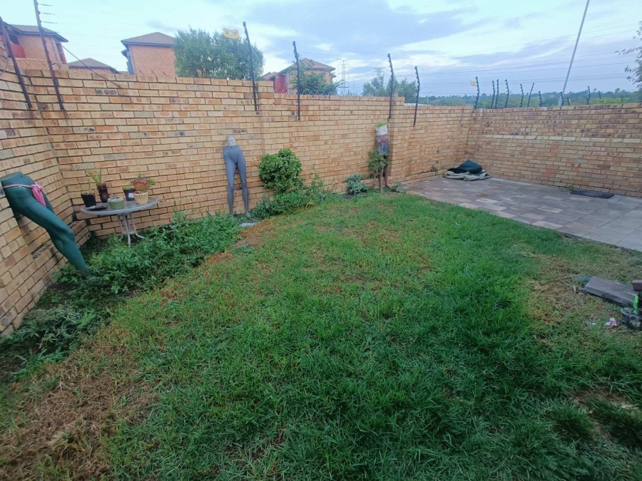 2 Bedroom Property for Sale in Rooihuiskraal Gauteng