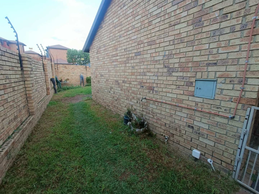 2 Bedroom Property for Sale in Rooihuiskraal Gauteng