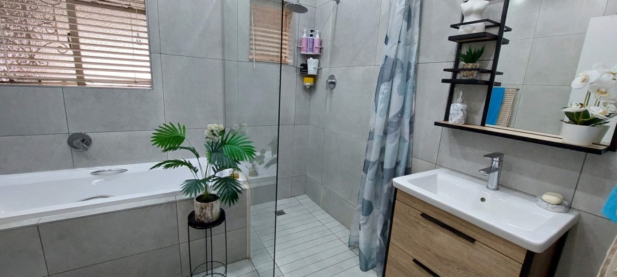 3 Bedroom Property for Sale in South Crest Gauteng