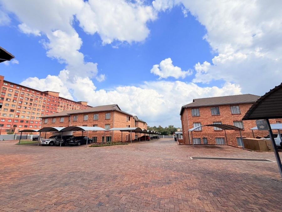 2 Bedroom Property for Sale in Grand Central Gauteng