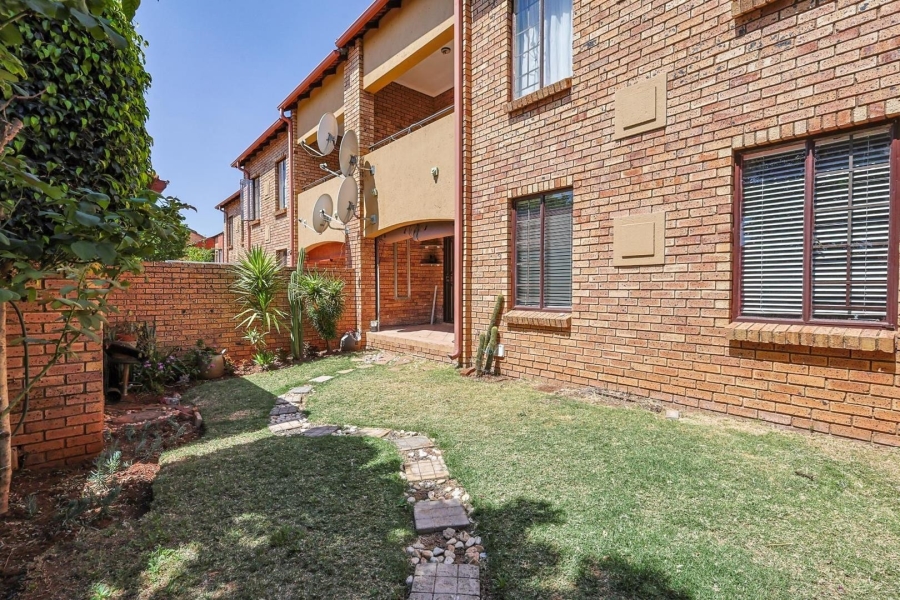 To Let 2 Bedroom Property for Rent in Equestria Gauteng