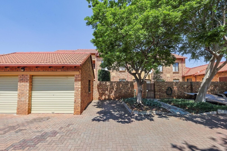 To Let 2 Bedroom Property for Rent in Equestria Gauteng