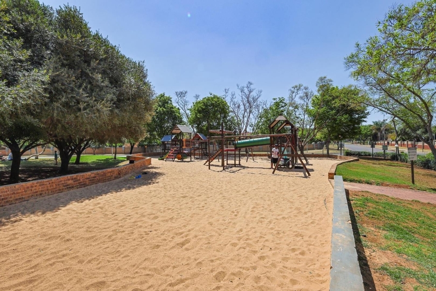 To Let 2 Bedroom Property for Rent in Equestria Gauteng