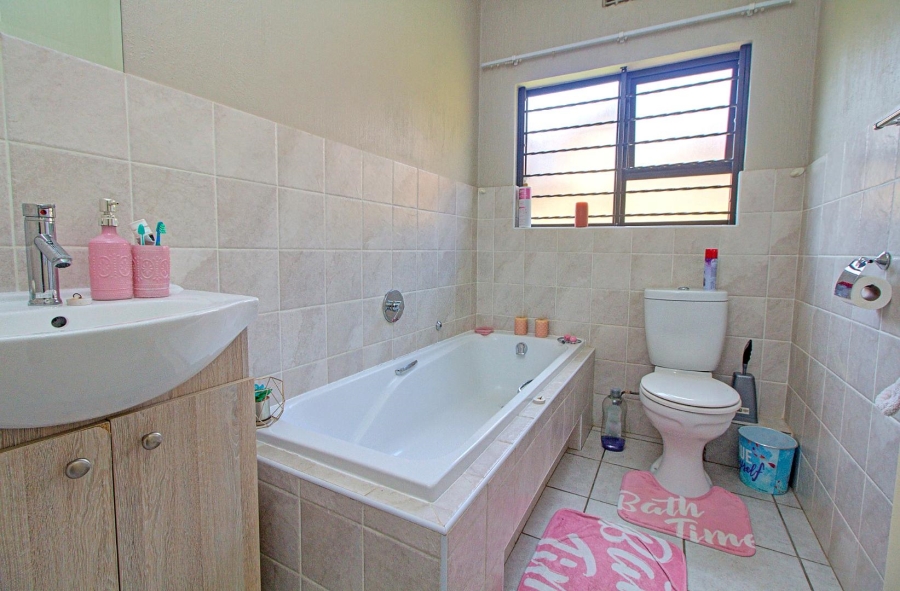 2 Bedroom Property for Sale in Wilgeheuwel Gauteng
