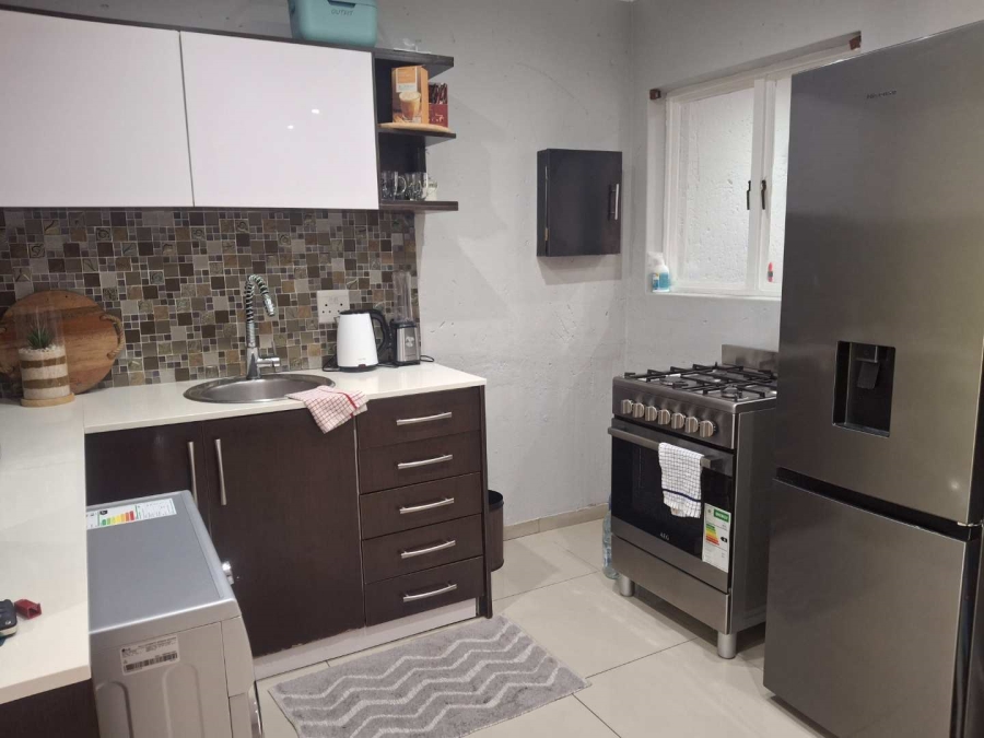 To Let 1 Bedroom Property for Rent in Benmore Gauteng