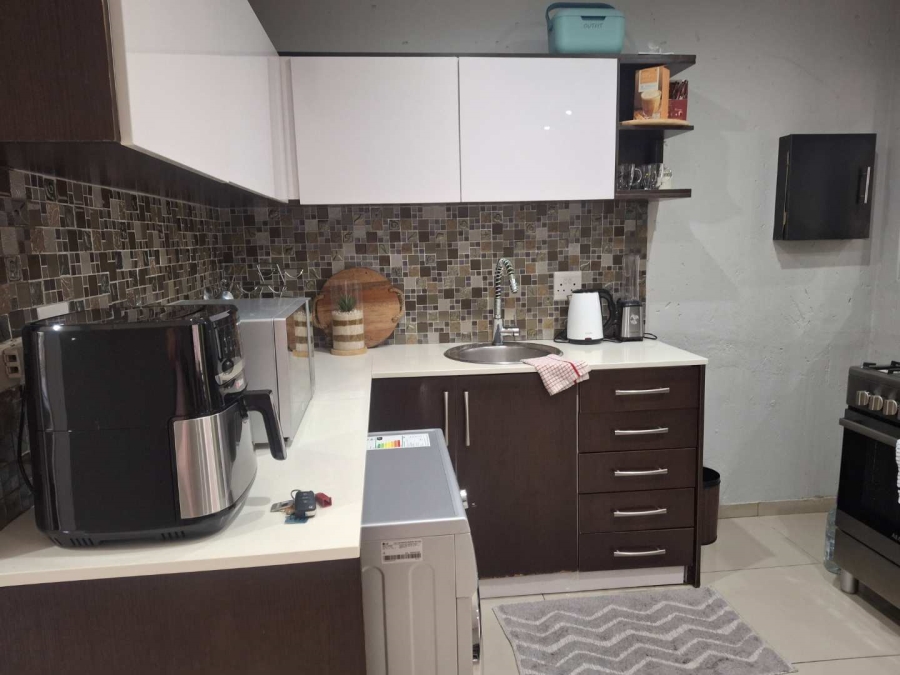 To Let 1 Bedroom Property for Rent in Benmore Gauteng