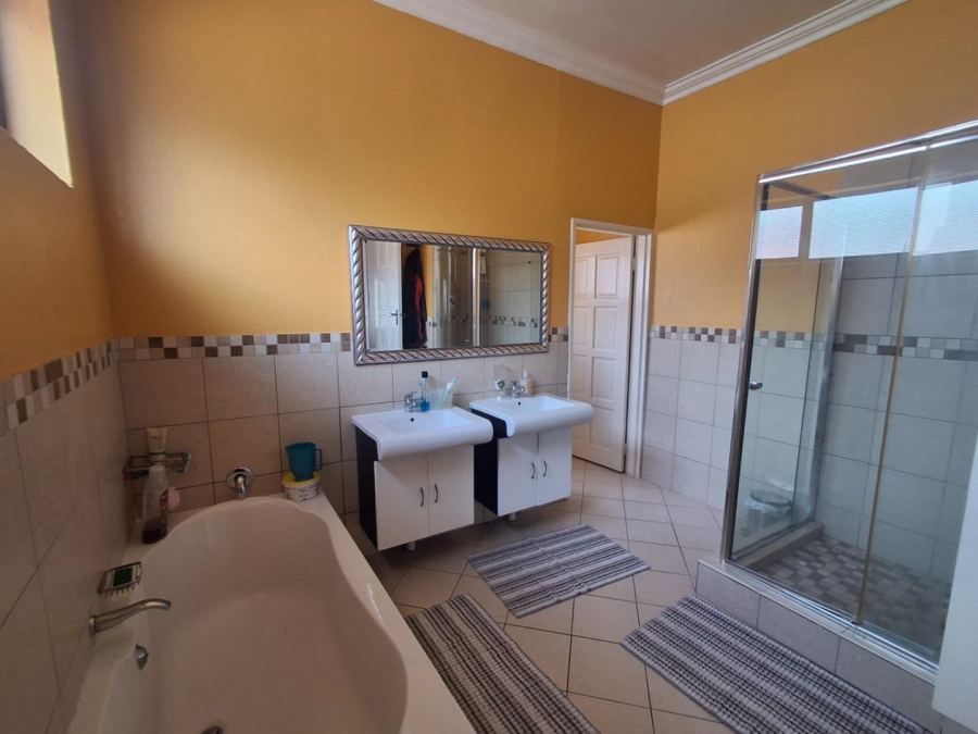 3 Bedroom Property for Sale in Mulbarton Gauteng