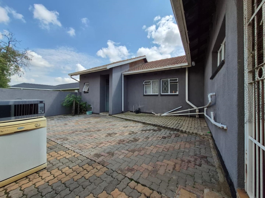 5 Bedroom Property for Sale in Brackenhurst Gauteng