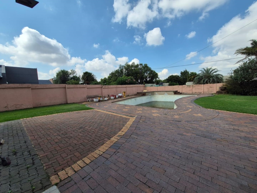 5 Bedroom Property for Sale in Brackenhurst Gauteng