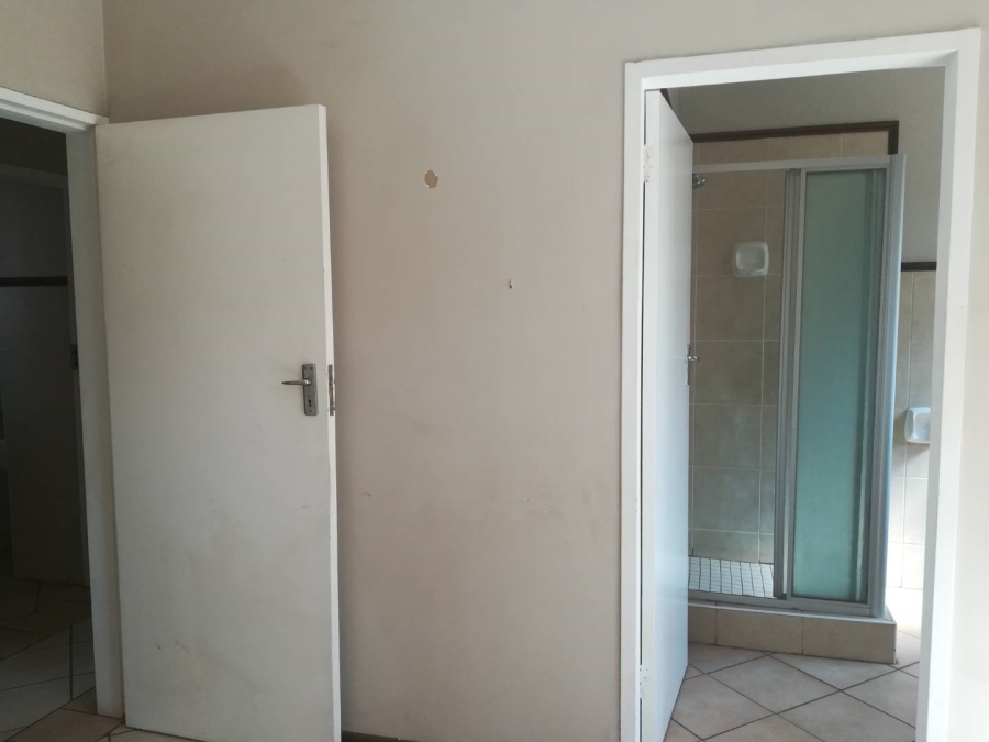 2 Bedroom Property for Sale in Die Hoewes Gauteng