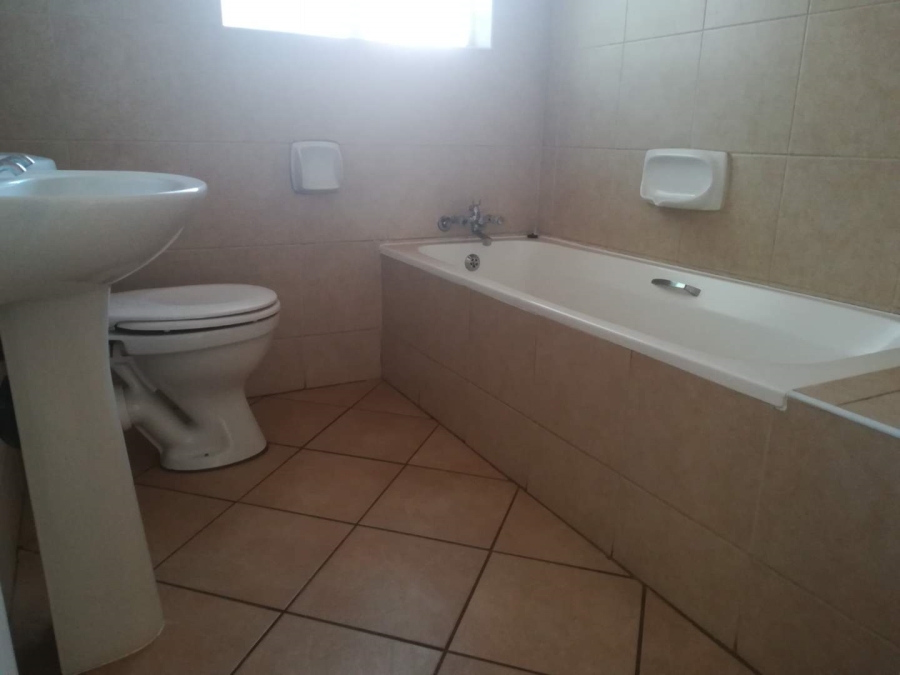 2 Bedroom Property for Sale in Die Hoewes Gauteng