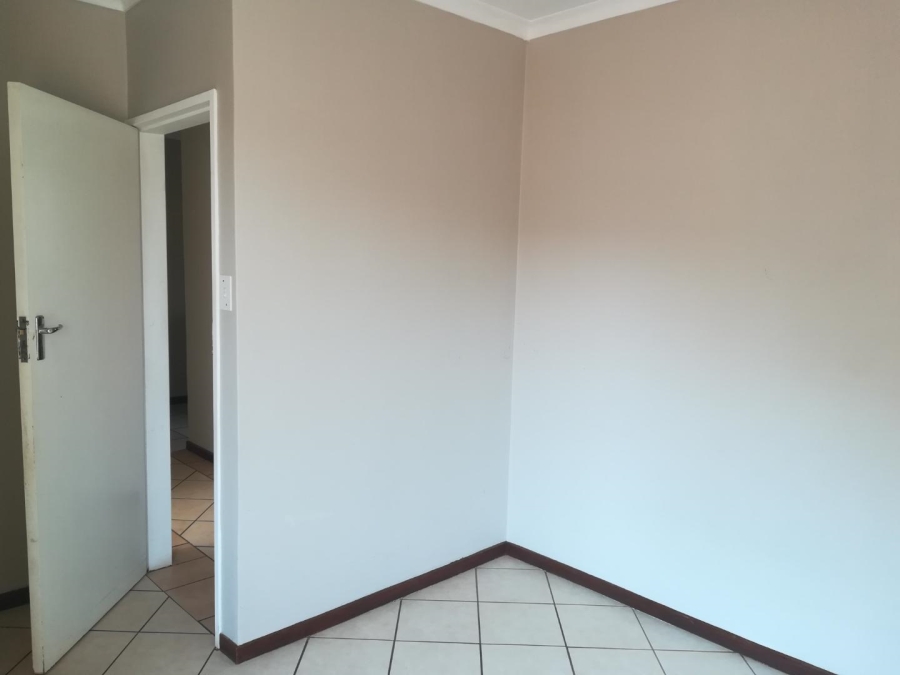 2 Bedroom Property for Sale in Die Hoewes Gauteng