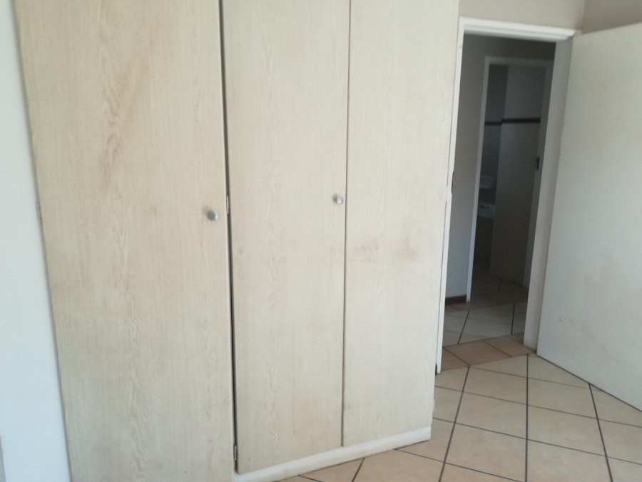 2 Bedroom Property for Sale in Die Hoewes Gauteng