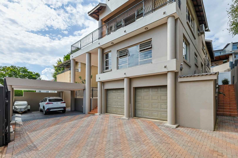 5 Bedroom Property for Sale in Faerie Glen Gauteng