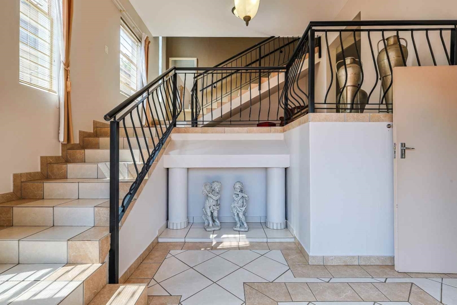 5 Bedroom Property for Sale in Faerie Glen Gauteng