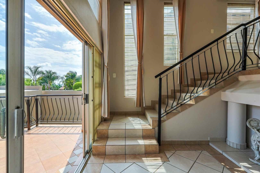 5 Bedroom Property for Sale in Faerie Glen Gauteng