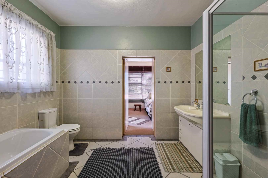 5 Bedroom Property for Sale in Faerie Glen Gauteng