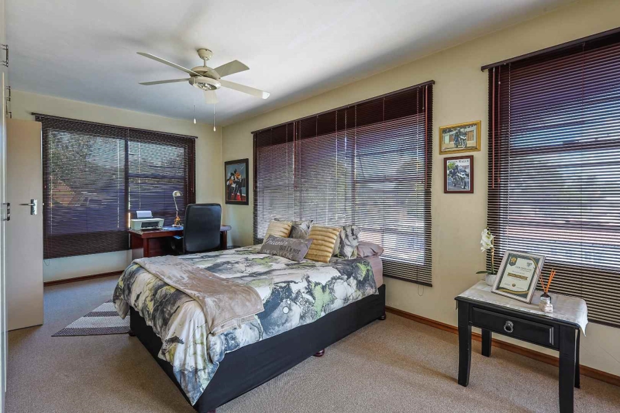 5 Bedroom Property for Sale in Faerie Glen Gauteng