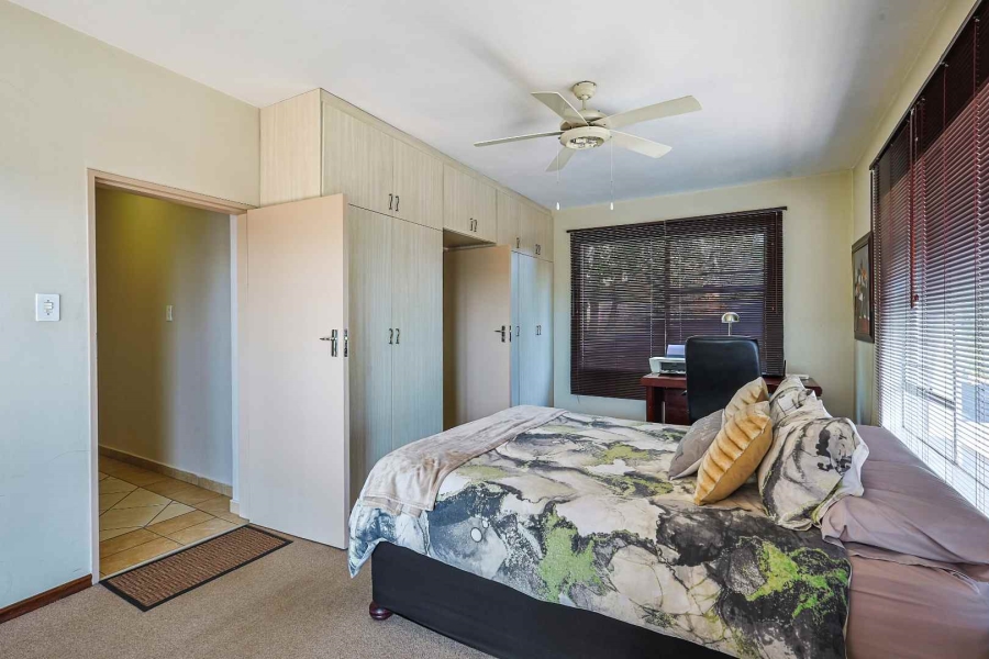 5 Bedroom Property for Sale in Faerie Glen Gauteng