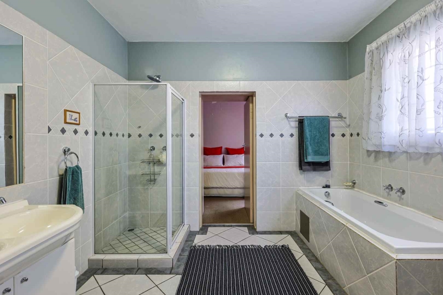 5 Bedroom Property for Sale in Faerie Glen Gauteng