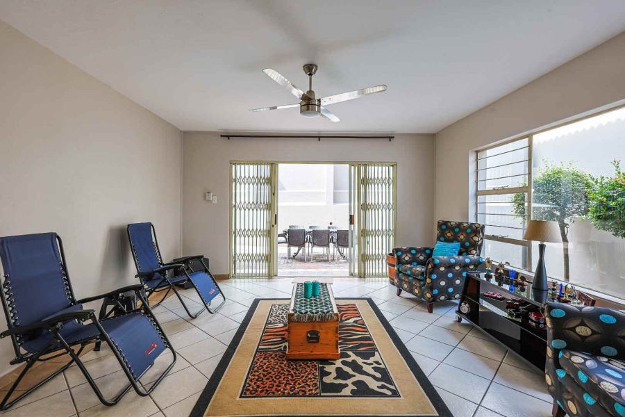 5 Bedroom Property for Sale in Faerie Glen Gauteng