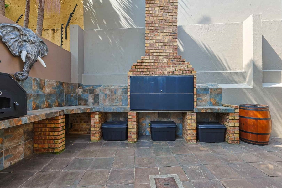 5 Bedroom Property for Sale in Faerie Glen Gauteng